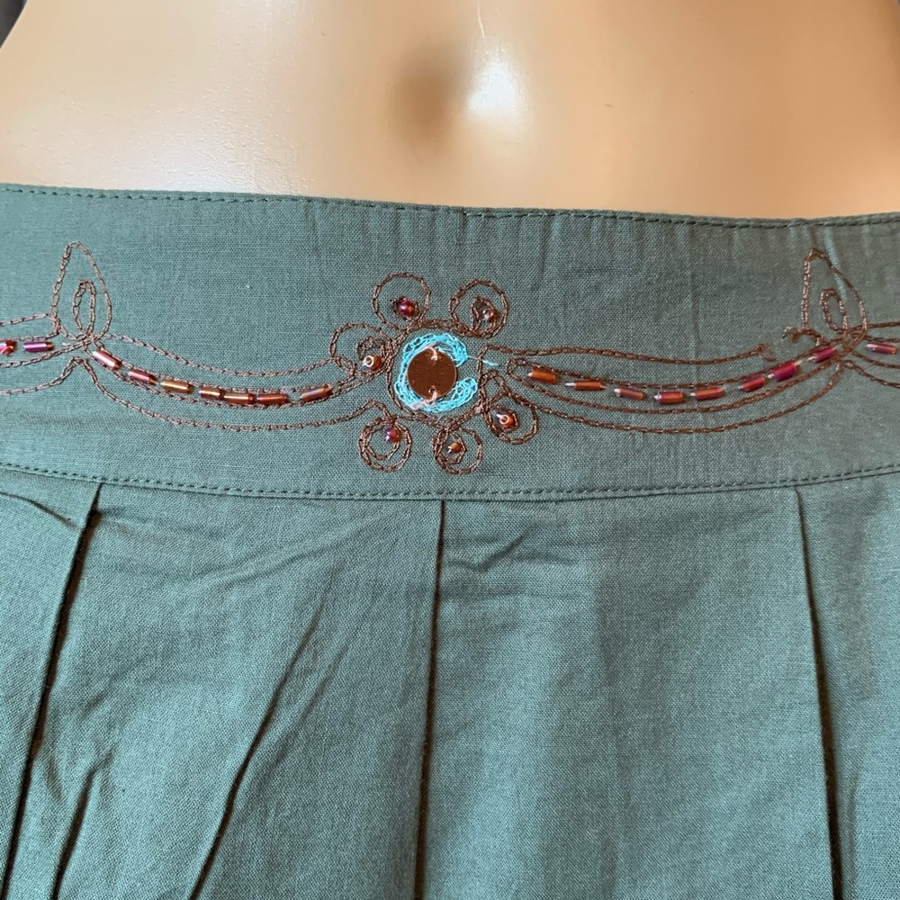 Embroidered pleated skirt - Picture 2 of 8